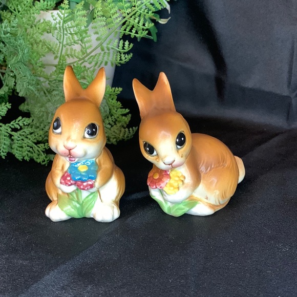 Vintage pair of retired Napcoware bunny rabbits figurines with flowers - Picture 1 of 13